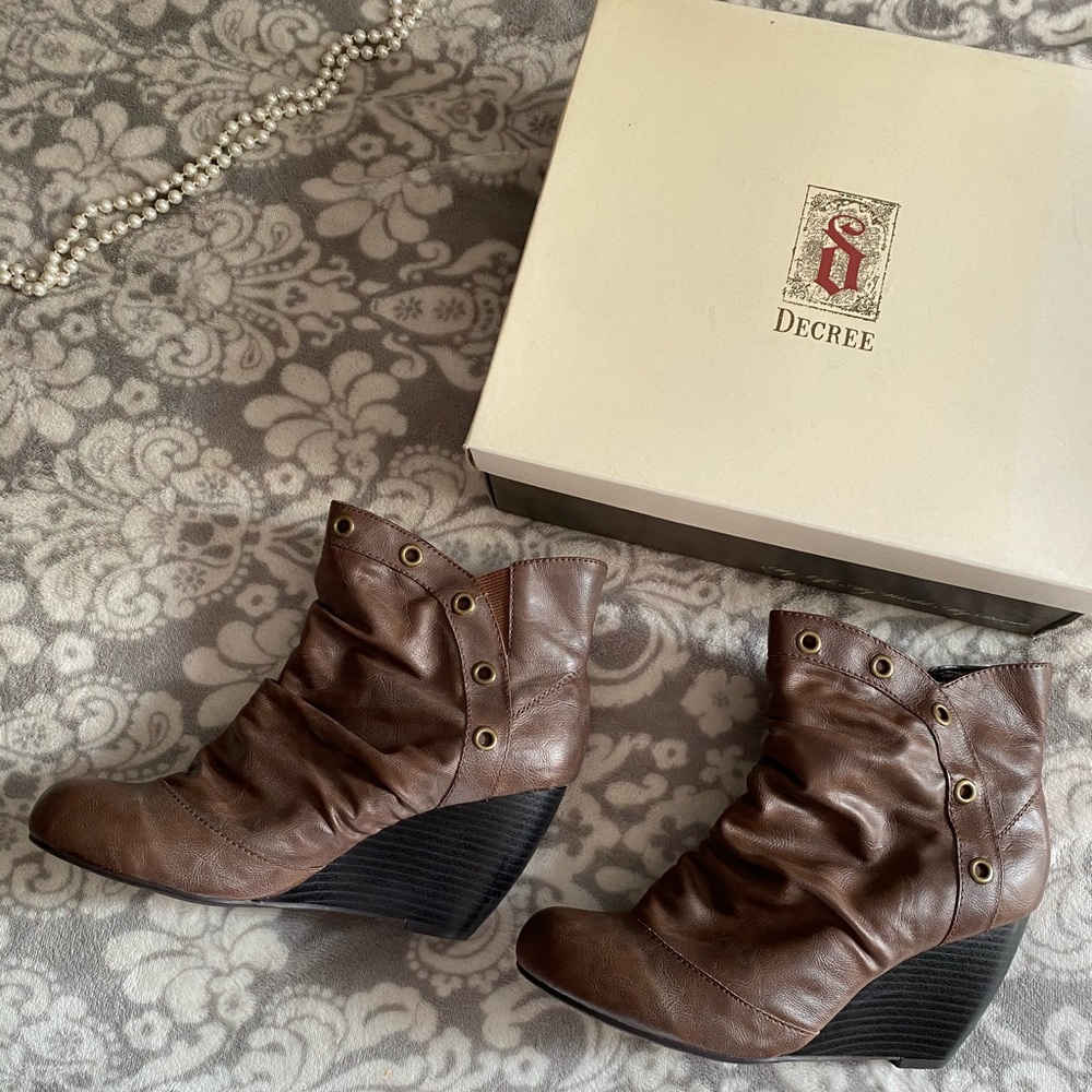 Decree super cute brown ankle booties